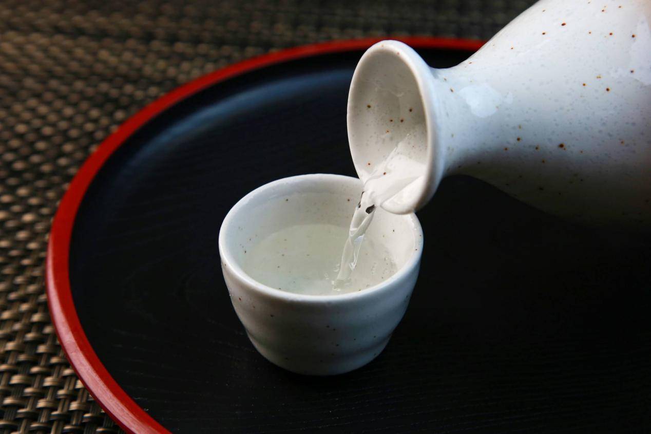 怎么用开瓶器开红酒木塞（用开瓶器怎么打开红酒木塞子）-图1